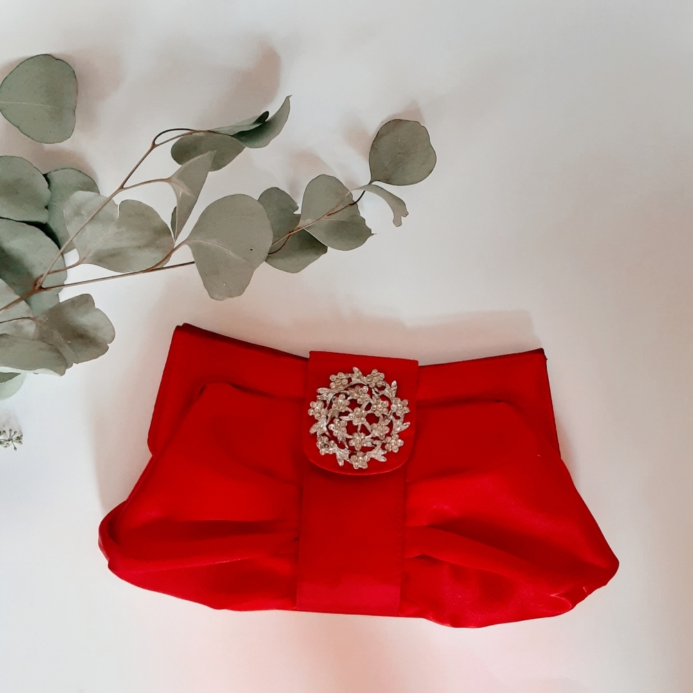 Red clutch